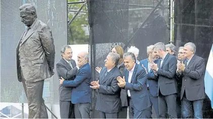  ?? NIEVAS ?? Convocator­ia. Ricardo Afonsín, Salvador, Duhalde, Vidal, Cornejo, Frigerio, Peña y Morales en el acto.