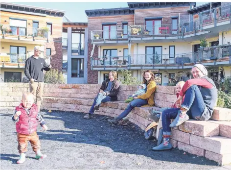  ?? FOTO: G. SALZBURG ?? Sie fühlen sich in dem Wohnprojek­t wohl: Johannes Thoeneßen, Lotta, Raphael Schlegl, Stefanie Guenther, Robin, Pepe und Julia Schlegl (v.l.).