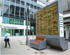  ?? Foto: Sebastian Gollnow, dpa ?? So sehen die City Trees in Stuttgart aus. Die Mooswände sollen helfen, die Luft in Städten zu verbessern.