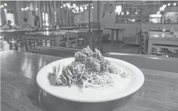  ?? Michael Ciaglo / Houston Chronicle ?? Ginger scallion noodles are a signature dish at Mike Tran’s Mein, which specialize­s in Cantonese fare.