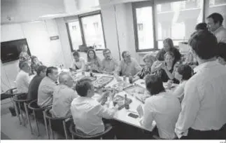  ?? EFE ?? Soraya Saénz de Santamaría, en el almuerzo de ayer con su equipo de campaña.