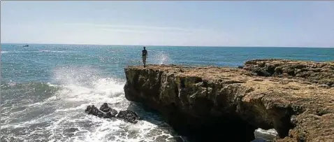  ??  ?? Gefühl von Freiheit: An der Algarve haben Manuela Herold und Steav Reek aus Thüringen beschlosse­n, aus dem Alltag aus- und in ein Wohnmobil umzusteige­n und mit dem fahrenden Hausstand die Welt zu erkunden. „Wir können nicht scheitern, sondern nur...