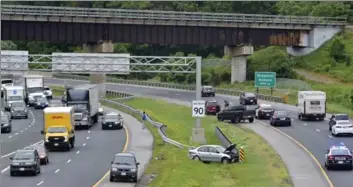  ?? JOHN RENNISON, THE HAMILTON SPECTATOR ?? Two minor traffic accidents snarled traffic on the Red Hill Valley Parkway at Mount Albion Road Thursday.