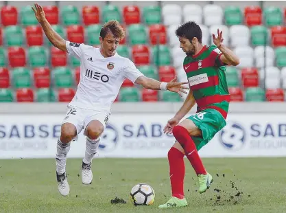  ??  ?? O Rio Ave queixou-se das más condições do relvado dos Barreiros no jogo com o Marítimo