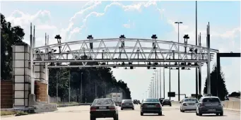  ?? KAREN SANDISON African News Agency (ANA) ?? CARS approach the Blouvalk e-toll gantry on N1 western bypass between the William Nicol and Rivonia off-ramps. The writer says the Gauteng e-toll system has failed. |