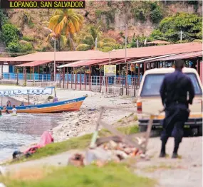  ??  ?? ILOPANGO, SAN SALVADOR MARÍA CRISTABEL SAAVEDRA, DE 62 AÑOS, FUE ASESINADA A TIROS AYER POR LA MAÑANA EN SU CASA, UBICADA EN LA CALLE PALO SECO, A LA ORILLA DEL LAGO DE APULO.