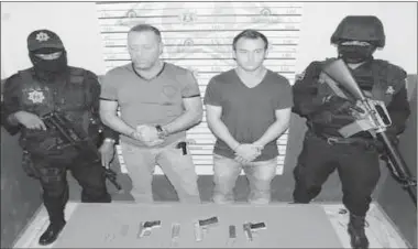  ?? POR ESTO ?? Stewart Goldstein, 50, and Daniel Selcer, 25, centre left and right, appeared in court in Cozumel, Mexico, on Thursday.