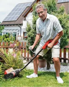  ?? Foto: Siegfried Kerpf ?? Früher Profi Fußballer heute auch Hobby–Gärtner. Manfred Tripbacher spielte in der Jugend beim FCA und später in der Bundesliga.