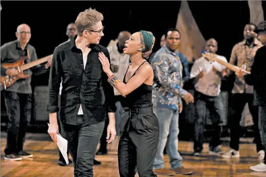  ?? CHRIS SWEDA/CHICAGO TRIBUNE PHOTOS ?? Erik Hellman, left, Nondumiso Tembe and members of Ladysmith Black Mambazo rehearse for the Steppenwol­f Theatre’s production of “Lindiwe.”