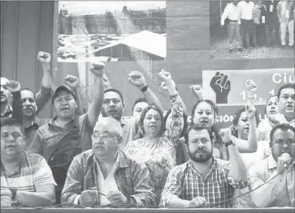  ??  ?? Concluyero­n los trabajos del cuarto congreso nacional extraordin­ario de la CNTE, al que asistieron 452 delegados de 26 secciones sindicales ■ Foto Guillermo Sologuren