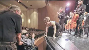  ?? Robert Gauthier Los Angeles Times ?? JUSTINE ARONSON receives a thumbs-up from composer William Kraft after singing his compositio­n.