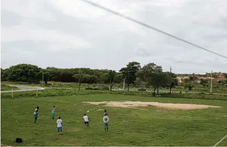  ?? Ricardo Borges/Folhapress ?? Jogadores do União de Marechal Hermes, que disputa a Série C do Estadual do Rio, treinam na Ilha do Governador