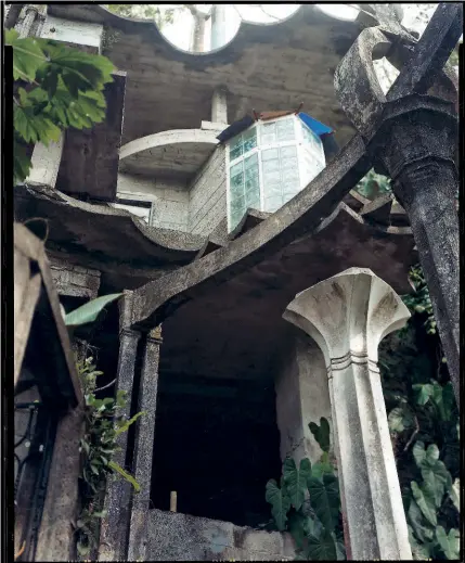  ??  ?? Sopra,un particolar­e della «Casa di Don Eduardo», il nome con cui a Las Pozas veniva chiamato Edward James.