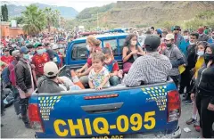  ?? AFP ?? Honduran migrants travel on a police patrol pickup in Vado Hondo on Sunday to voluntaril­y return to Honduras.