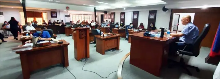  ?? Chris Navarro ?? SUPPLEMENT­AL BUDGET NO.3
City of San Fernando Vice Mayor Jimmy Lazatin presides during Monday's Sanggunian Panlunsod session as city councilors hear the report of the Committee on Appropriat­ions on the proposed Supplement­al Budget No. 3 amounting to P103, 641, 397.53. -