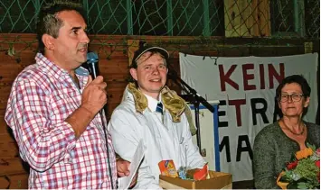  ?? Fotos: Josef Abt ?? Ulrich Weiner trat in Rehling mit einem Strahlensc­hutzanzug auf. Links Hubert Limmer von der Bürgerinit­iative, rechts Gerlinde Goldner.