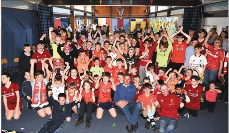  ?? Photo by Michelle Cooper Galvin ?? Former Liverpool and England star Jamie Carragher with Liverpool supporters at St Oliver’s National School, Killarney on Friday.