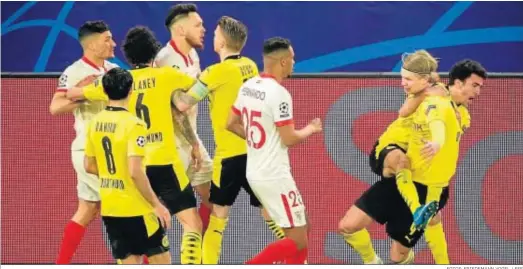  ?? FOTOS: FRIEDEMANN VOGEL / EFE ?? Perfecto resumen del partido: Óscar, Ocampos y Fernando le recriminan a Haaland, que se abraza a Mateu Morey, su celebració­n tras el penalti.