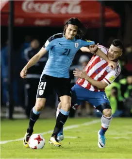  ?? FOTO ?? Édinson Cavani no brilló, pero cumplió una labor importante en el duelo frente a los guaraníes. Se acerca a Rusia.