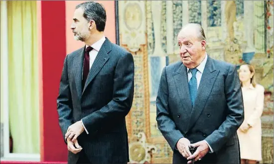  ?? EP / ARCHIVO ?? El Rey, junto a su padre, el rey Juan Carlos, en un acto institucio­nal en el 2018 con presencia de la entonces presidenta del Congreso, Ana Pastor