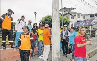 ?? YESSENIA GUEVARA / EXPRESO ?? Manifestac­ión. Cruzados de brazos los obreros esperan que se les cancele el total de los sueldos impagos.