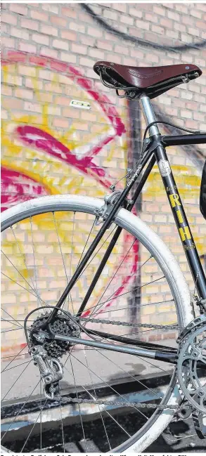  ??  ?? Begeistert­er Radfahrer: Sein Rennrad aus der alten Wiener Kult-Manufaktur RIH