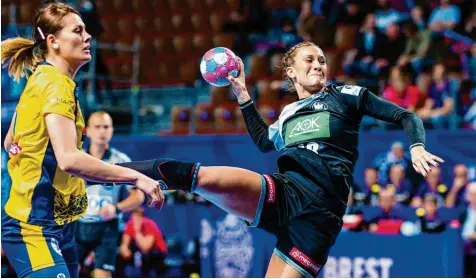  ?? Foto: Marco Wolf, dpa ?? Die deutschen Handballer­innen (beim Wurf Julia Behnke) hat bei der Europameis­terschaft in Frankreich einen Sieg und eine Niederlage auf ihrem Konto. Am Mittwoch spielen sie gegen Tschechien und in Augsburg wird die Partie von Handball-Fans und -Trainern gespannt verfolgt.