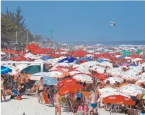  ?? RICARDO CASSIANO ?? Na Praia do Pepê, na Barra, aglomeraçã­o de barracas na areia