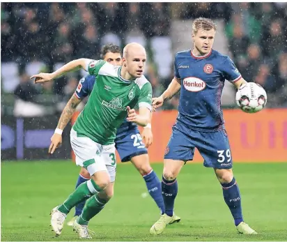  ?? FOTO: CARMEN JASPERSEN/DPA  ?? Regen im Weserstadi­on: Werders Davy Klaassen (li,) kämpft gegen Düsseldorf­s Jean Zimmer um den Ball.