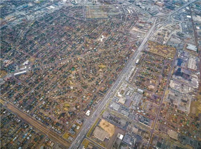  ?? ISTOCK ?? Au printemps dernier, dans l’urgence, la Ville de Montréal a aménagé des corridors, qu’elle a baptisés les voies actives sécuritair­es, afin de faciliter les déplacemen­ts des piétons. Les trottoirs ont été élargis, empiétant sur la chaussée, et des artères commercial­es ont été fermées à la circulatio­n automobile. L’espace d’un été, les piétons sont devenus rois dans certains secteurs de la métropole.