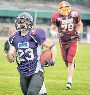  ??  ?? Entkommen: Daniel Berg (links) brachte den Touchdown zum 6:6 für Langenfeld unter. Entscheide­nd absetzen konnten sich die Longhorns anschließe­nd aber nicht, sodass sie sich mit einem Zittersieg begnügen mussten.