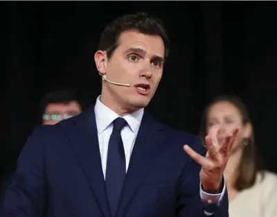  ??  ?? ALEJADO DEL FOCO POLÍTICO. El presidente de Ciudadanos y líder de la tercera fuerza política del país, Albert Rivera, ha estado un mes ausente de la escena política. Durante agosto, solo ha estado presente a través de sus tuits. Según todas las encuestas, una nueva convocator­ia electoral vaticina peores resultados para el partido naranja.