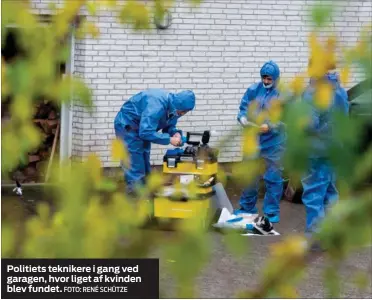  ??  ?? Politiets teknikere i gang ved garagen, hvor liget af kvinden blev fundet.