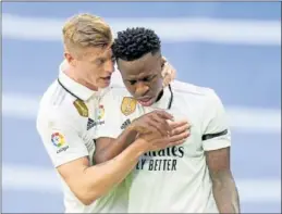  ?? ?? Kroos tiró de experienci­a para intentar tranquiliz­ar a Vinicius.