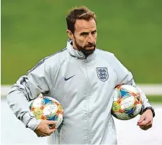  ?? FOTO REUTERS ?? Gareth Southgate na tréninku před zápasem Anglie v Česku