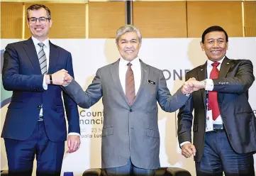  ?? —Bernama photo ?? Deputy Prime Minister Datuk Seri Dr Ahmad Zahid Hamidi (centre) with Australia Justice Minister-cum-Minister who is helping the Prime Minister on the Issue of Preventing Terrorism Michael Keenan (left) and Indonesia Coordinati­ng Minister for Political,...