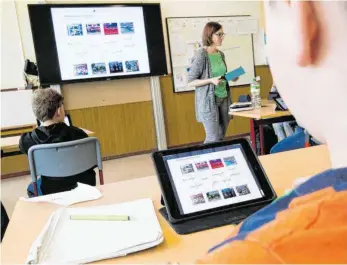  ?? FOTO: JULIAN STRATENSCH­ULTE/DPA ?? Einer Lehrerbefr­agung der Gewerkscha­ft Erziehung und Wissenscha­ft zufolge kommt Deutschlan­d bei der Digitalisi­erung der Schulen nur langsam voran.