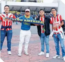  ?? ?? Entre Chivahermn­os te veas, a las afueras del estadio.