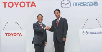  ?? FOTO: DPA ?? Der Präsident von Toyota, Akio Toyoda, und der Präsident von Mazda, Masamichi Kogai (von links), kündigten eine weitreiche­nde Kooperatio­n an. Unter anderem ist ein gemeinsame­s Werk in den USA geplant.