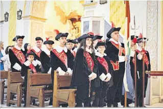  ?? ?? Miembros de la milicia con la bandera durante la misa.