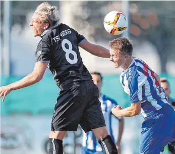  ?? ARCHIVFOTO: VOLKER STROHMAIER ?? Mit 1:0 setzte sich Berg (links Andreas Frick) im Hinspiel bei Olympia Laupheim (rechts Dominik Ludwig) durch. Am Samstag steigt das Rückspiel im Rafi-Stadion in Berg.