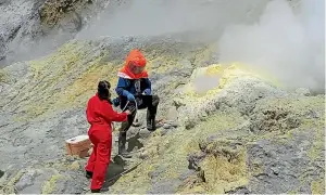  ??  ?? GNS Volcanolog­ists measure chemical compositio­n and temperatur­e at the Fumarole Zero on White Island.