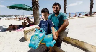  ?? (Photo Dominique Leriche) ?? Muhammet Korkhaz se baignait en tirant son fils Mesut sur une bouée quand il a été alerté par le comporteme­nt de deux enfants qui étaient en train de se noyer. Il les a ramenés sains et saufs sur la plage.