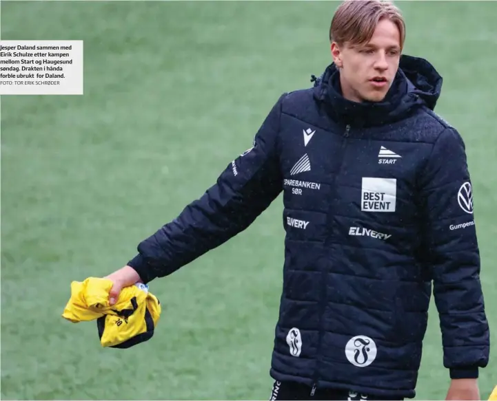  ?? FOTO: TOR ERIK SCHRØDER ?? Jesper Daland sammen med Eirik Schulze etter kampen mellom Start og Haugesund søndag. Drakten i hånda forble ubrukt for Daland.