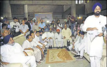  ?? SANJEEV SHARMA/HT ?? Shiromani Akali Dal MLAS during a mock assembly session in the lobby of the Punjab Vidhan Sabha on the last day of the monsoon session on Tuesday.