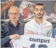  ?? FOTO: VFB ?? Neuer Hoffnungst­räger von Manager Michael Reschke: VfB-Neuzugang Ozan Kabak (re).
