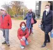  ?? FOTO: IG ?? Mitglieder der IG Schwalmtal um Wobine Crisp (Mitte) mit dem SPD-Landtagsab­geordneten René Schneider (Wahlkreis Wesel II).