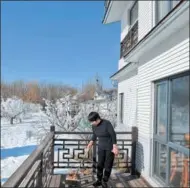  ?? MA PING / XINHUA ?? A homestay facility owner readies the house for travelers in Jizhou district in Tianjin.