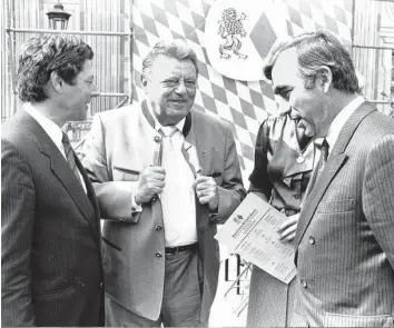  ?? Archivfoto: Fred Schöllhorn ?? Dieses Foto ist entstanden am 14. September 1985 in München anlässlich des 70. Geburtstag­s von Franz Josef Strauß. Es zeigt von links: Eduard Oswald, Franz Josef Strauß und Theo Waigel (verdeckt Strauß-Tochter Monika).