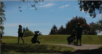  ??  ?? In the shade...a relaxing round of golf in Courtown during last week’s fine weather.